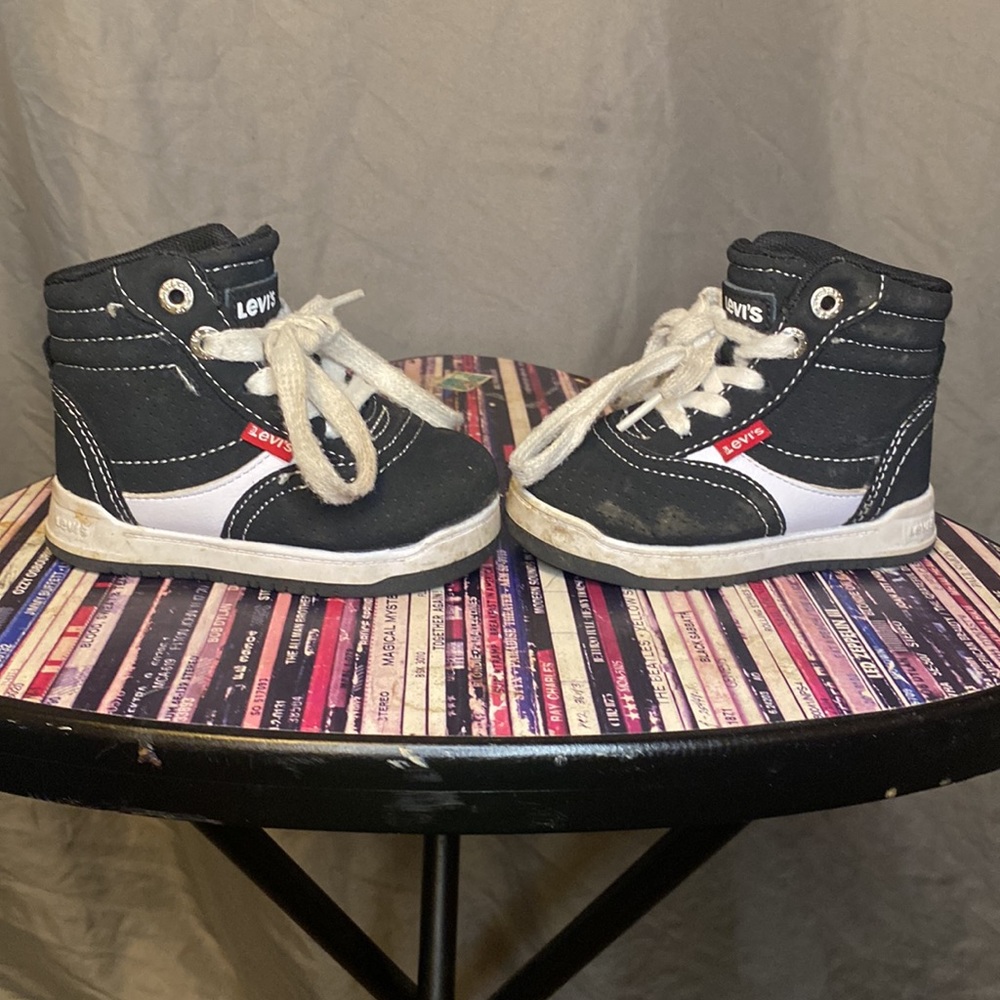 Levi’s High Top Shoes - Picture 2 of 7